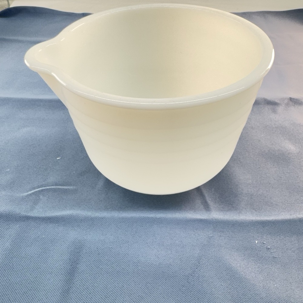 PYREX Milk Glass Mixing Bowl Vintage 40s General Mills White Pour Spout USA 7"